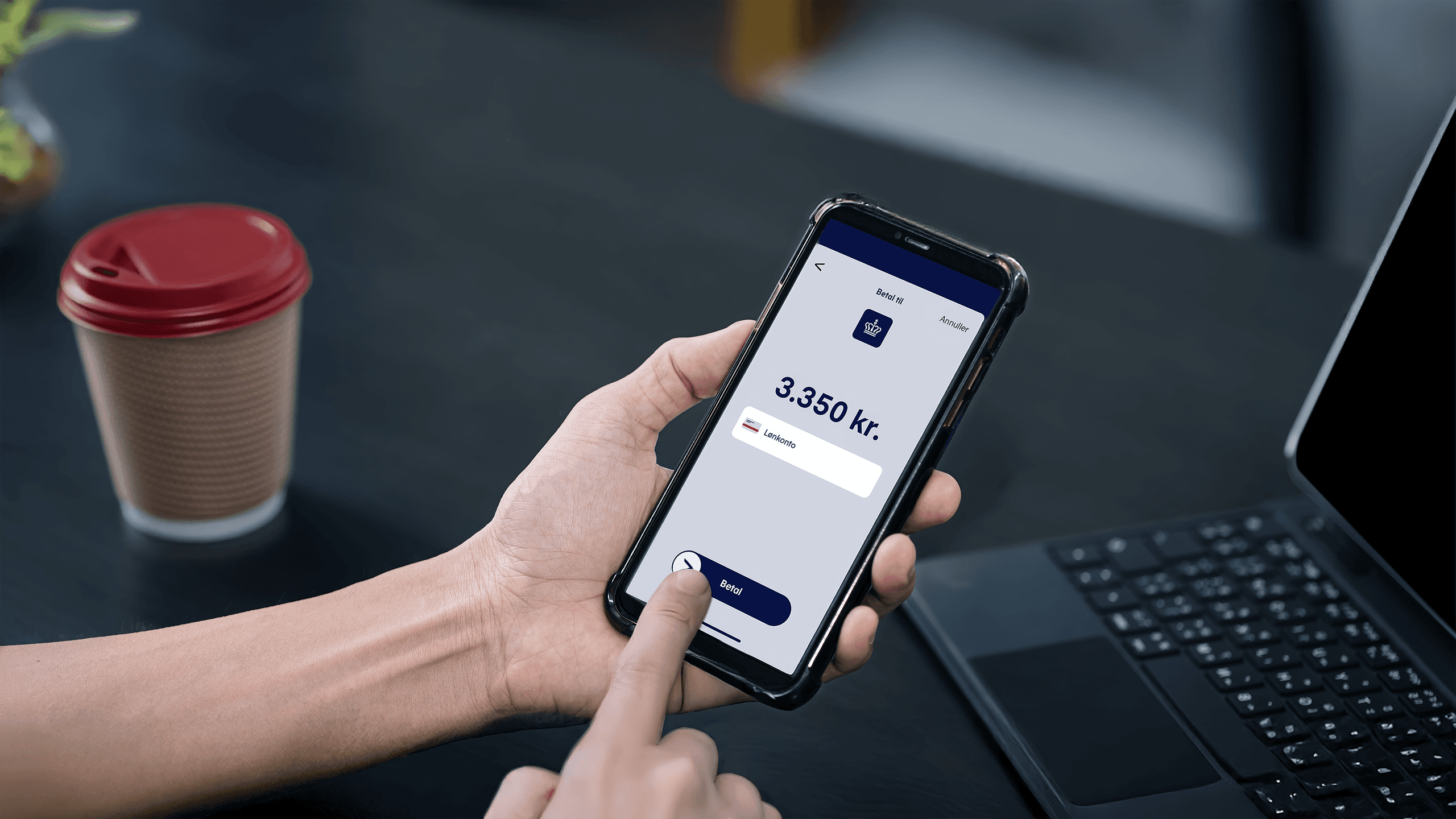 Et billede af en person der betaler sin gæld med betalingsappen MobilePay